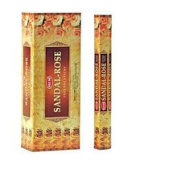 Bâtons d’Encens Hexa Santal Rose – L’Harmonie Parfumée du Bois de Santal et de la Rose Les bâtons d’encens Santal Rose Hexa offrent une fusion unique entre le bois de santal mystique et la douceur envoûtante de la rose. Ce mélange raffiné crée une atmosphère de paix, d’équilibre et d’énergie positive dans votre maison ou espace de travail. Fabriqués à la main avec des ingrédients naturels, ces bâtons diffusent un parfum intense et durable qui apporte une sensation de calme intérieur. Parfaits pour les séances de méditation, de yoga, d’aromathérapie ou de relaxation, les encens Santal Rose aident également à éliminer les mauvaises odeurs, rafraîchir l’air et favoriser la concentration mentale. Caractéristiques du produit : Boîte hexagonale contenant 20 bâtons Fabrication artisanale à base d’ingrédients naturels Durée de combustion : environ 30 à 40 minutes Idéal pour une utilisation quotidienne Laissez entrer les senteurs bienfaisantes de la nature dans votre intérieur avec les bâtons d’encens Santal Rose Hexa. - 1